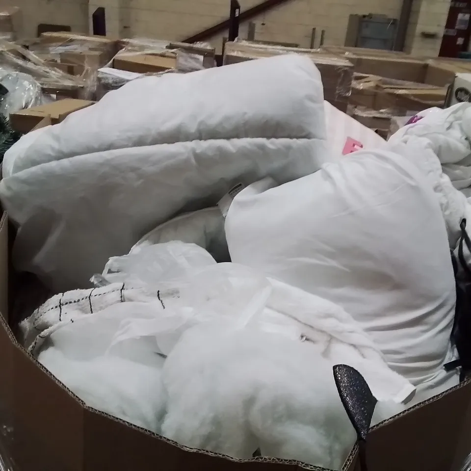 PALLET TO CONTAIN A LARGE QUANTITY OF DUVETS 