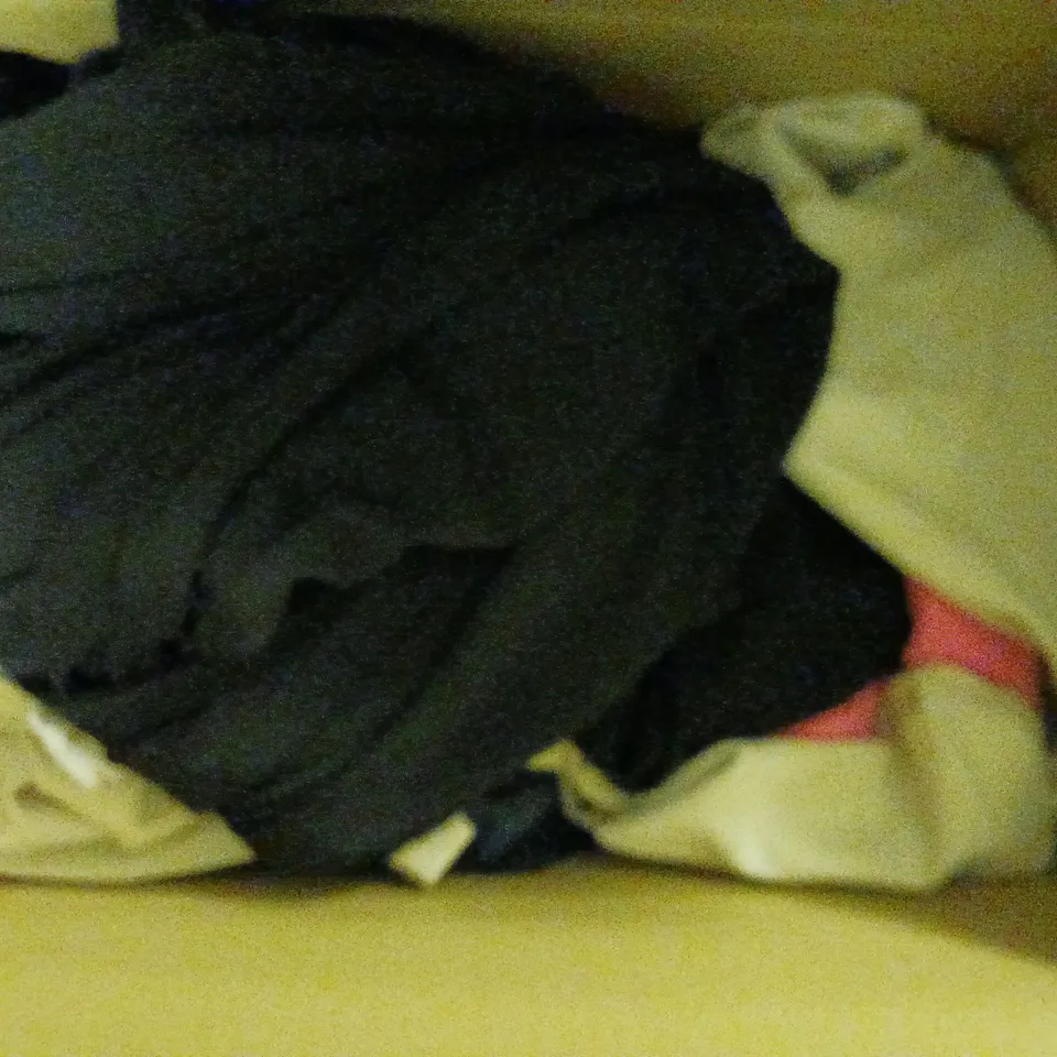 BOX OF APPROXIMATELY 10 ASSORTED CLOTHING AND FASHION ITEMS IN VARIOUS STYLES, SIZES, AND COLOURS / COLLECTION ONLY 