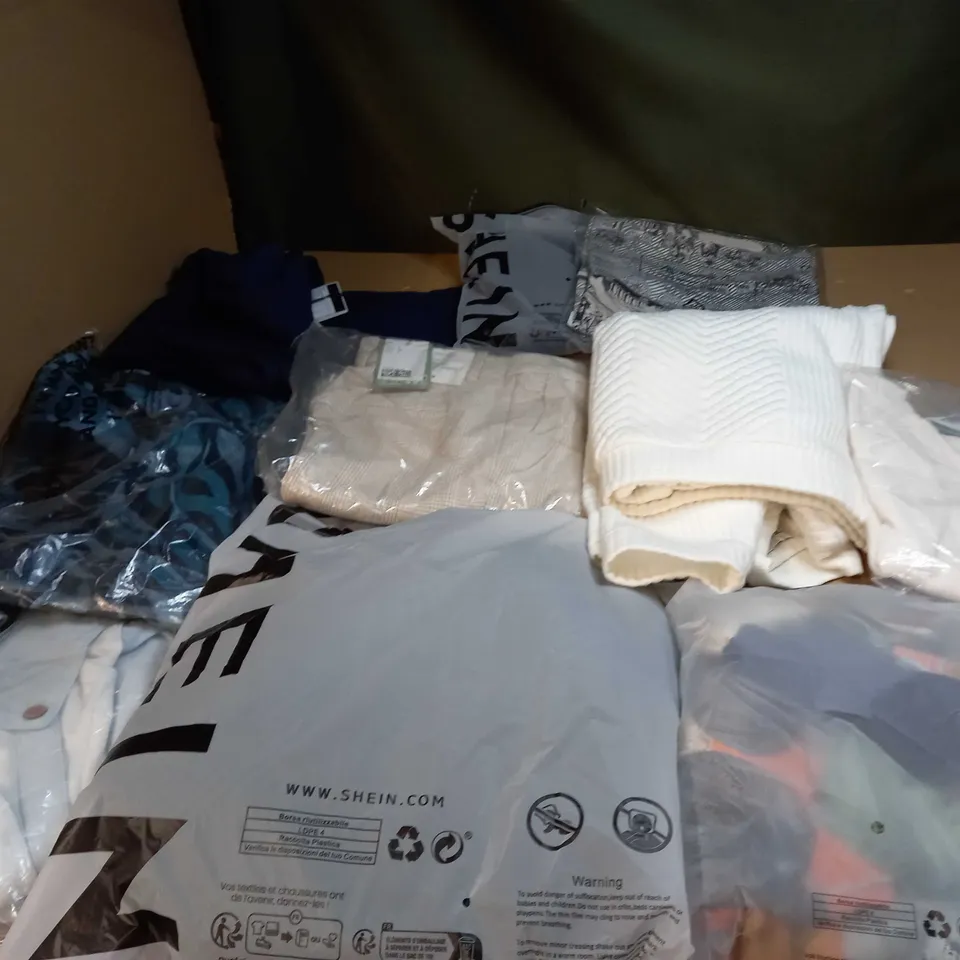 LOT OF APPROX 20 ASSORTED CLOTHING ITEMS TO INCLUDE JUMPERS, SOCKS AND T-SHIRTS