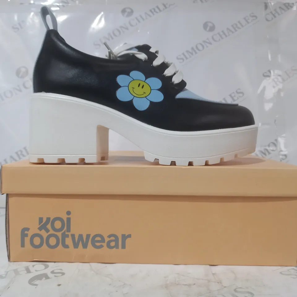 BRAND NEW BOXED PAIR OF KOI VEGAN LEATHER THE DELICATE ART OF A WALLFLOWER CHUNKY SHOES IN BLACK/BLUE UK SIZE 5