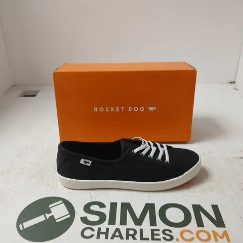 BOXED ROCKET DOG CHOW CHOW ELSIE EYELET COTTON – WOMEN'S BLACK SHOES, UK 7