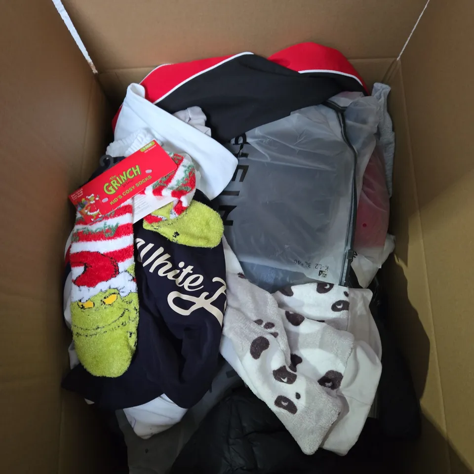 BOX OF ASSORTED KIDS CLOTHING ITEMS TO INCLUDE - TOP , SHORTS , T-SHIRT ETC