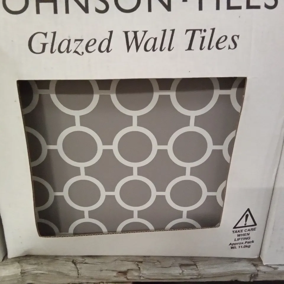 PALLET OF APPROXIMATELY 94 BOXES OF 25 BRAND NEW ASTUCE MAT BLEU BALT 3 DOT 20X20CM TILES & 25 BRAND NEW ASTUCE MAT GRIS GALET 3 MON 20×20CM TILES