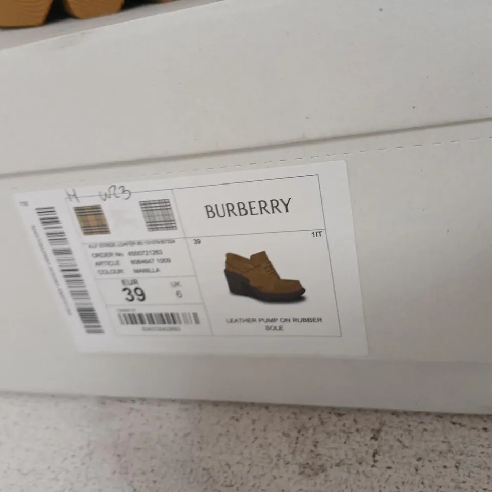 BURBERRY LEATHER PUMP ON RUBBER SOLE – WOMEN'S SHOES, UK 6 (EU 39) 