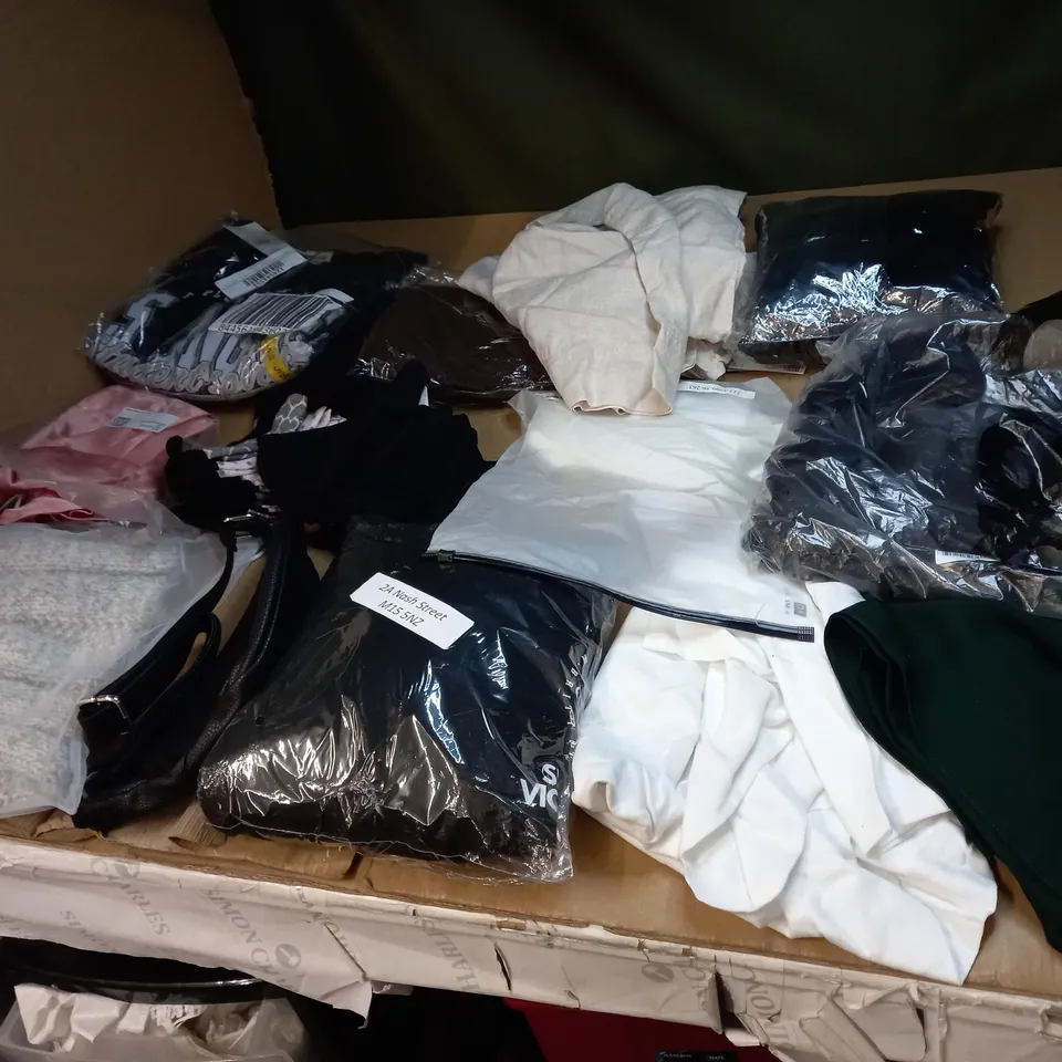 LOT OF APPROX 20 ASSORTED CLOTHING ITEMS VARYING IN SIZE/COLOUR/STYLE TO INCLUDE: TROUSERS, DRESSES, JUMPERS