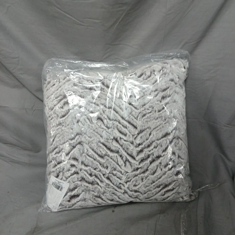 BOX OF APPROXIMATELY 15 ASSORTED HOUSEHOLD ITEMS TO INCLUDE: SQUARE PILLOW AND BIANCA TOWELS 