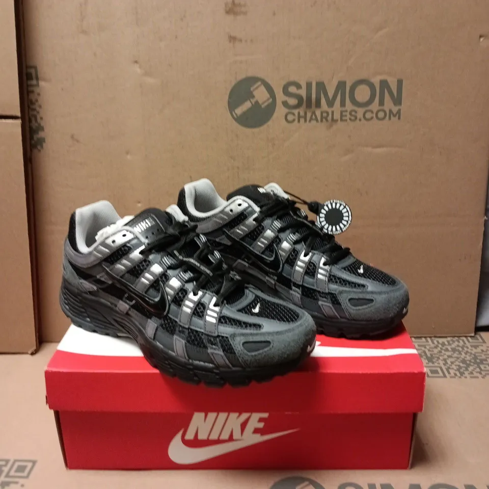 NIKE P-6000 TRAINERS - BLACK/GREY SIZE 8.5