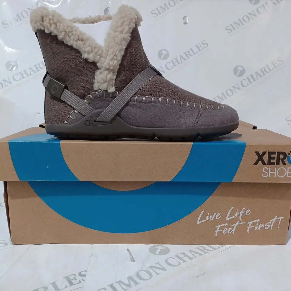 BOXED PAIR OF XERO ASHLAND SHOES IN DARK TAUPE UK SIZE 5