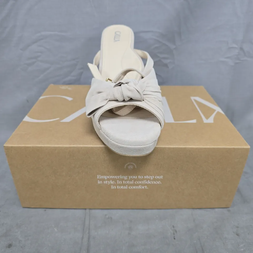 BOXED PAIR OF CALLA DAISY PEEP TOE BLOCK HEEL SANDALS IN TAUPE SUEDE SIZE EU 41