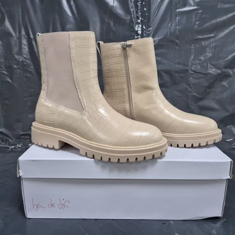 BOXED PAIR OF BEN DE LISI FLO CHUNKY CHELSEA BOOTS IN PUTTY CROC SIZE 6