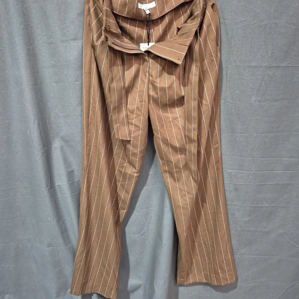 APROXIMATLY 25 ITEMS INCLUDING JUMPER, TSHIRT AND PANTS ECT