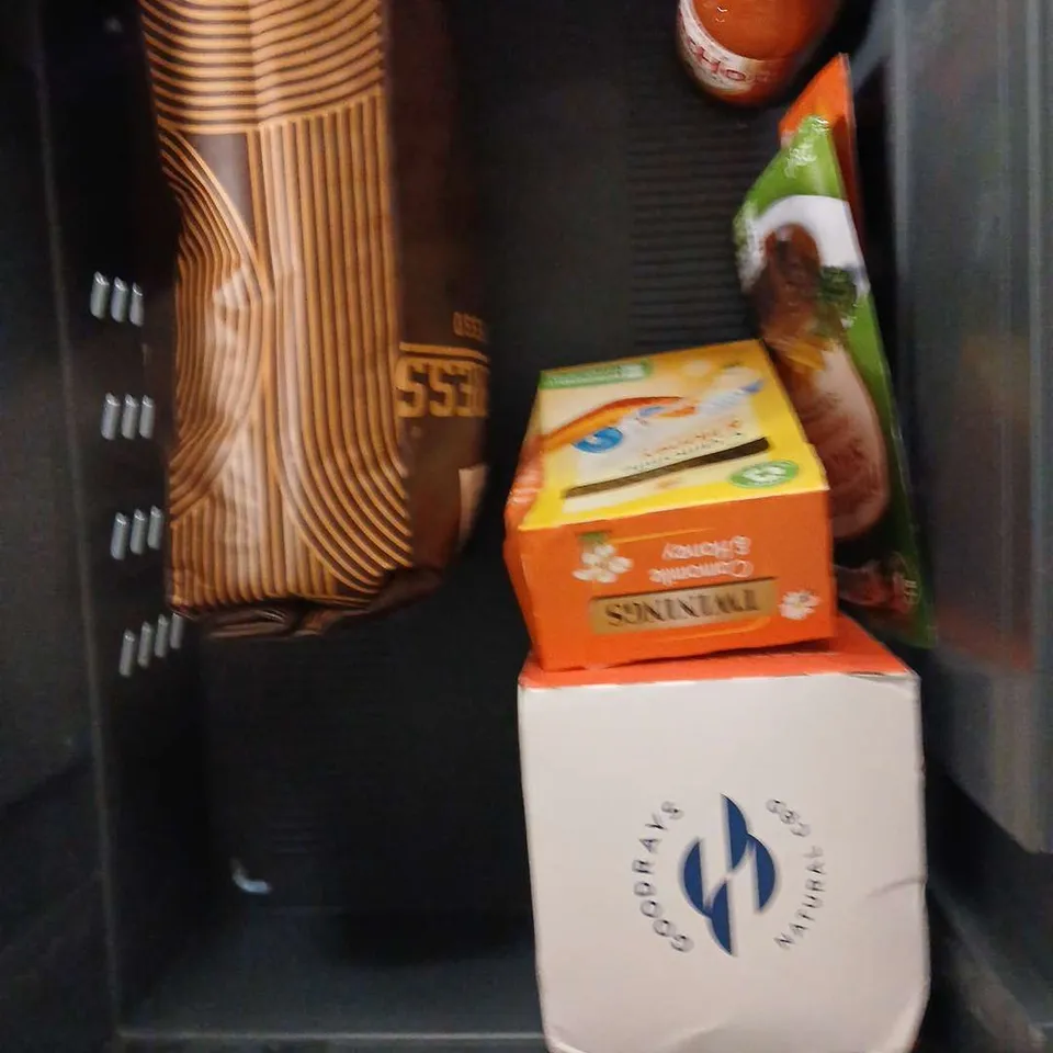 APPROXIMATELY 10 ASSORTED FOOD/DRINK PRODUCTS TO INCLUDE TEXAN STEAK SEASONING, TWININGS TEA, FRANKS RED HOT SAUCE ETC