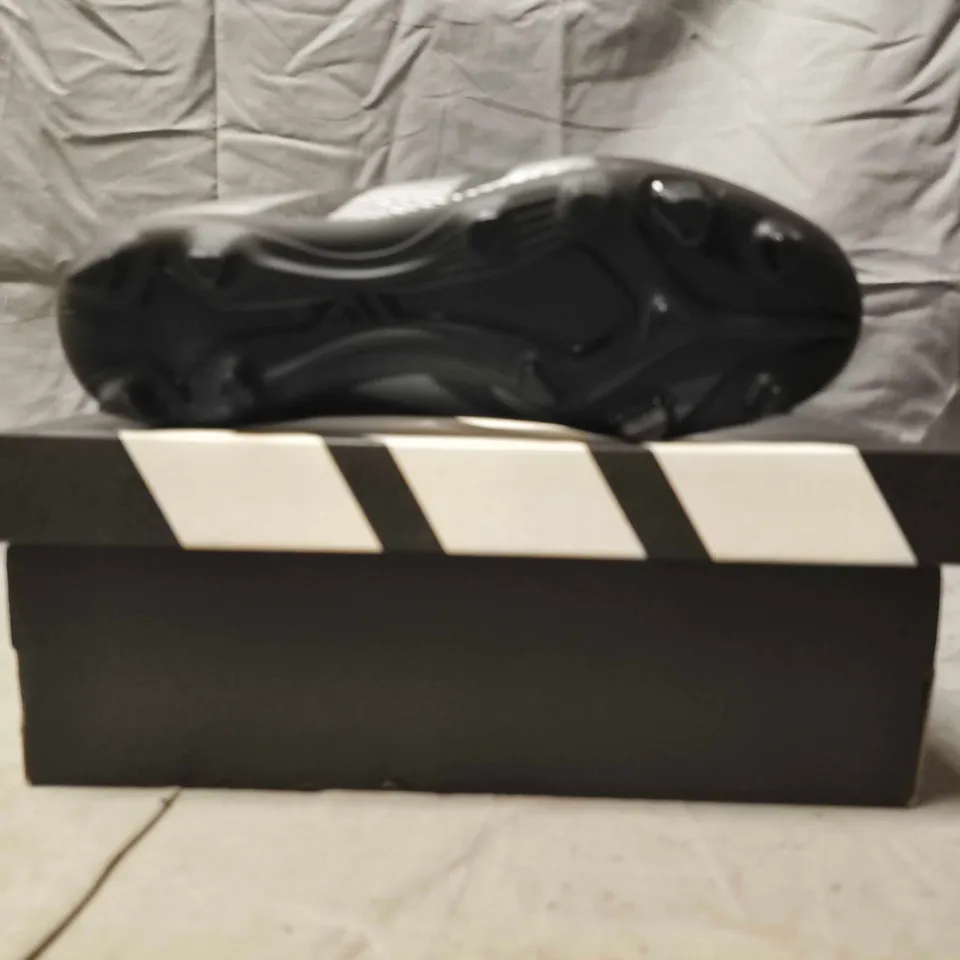 BOXED PAIR OF ADIDAS PREDATOR CLUB FOOTBALL BOOTS IN BLACK/RED SIZE UK 7