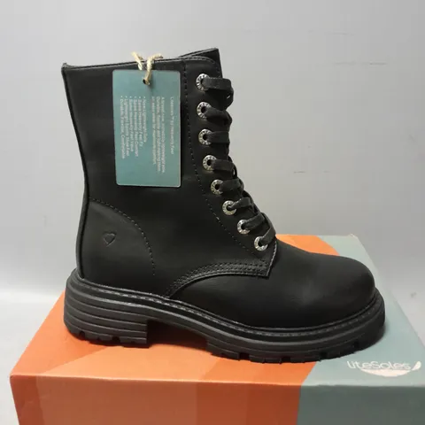 BOXED LITE SOLES DIMPLE BOOTS IN BLACK - UK 6 