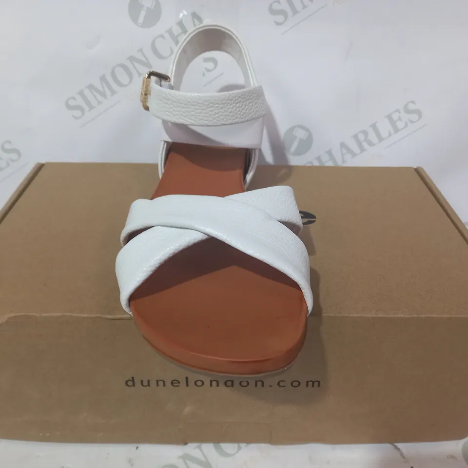 BOXED PAIR OF DUNE LONDON 487 LANDIE CROSS STRAP OPEN TOE SANDALS IN WHITE SIZE 4