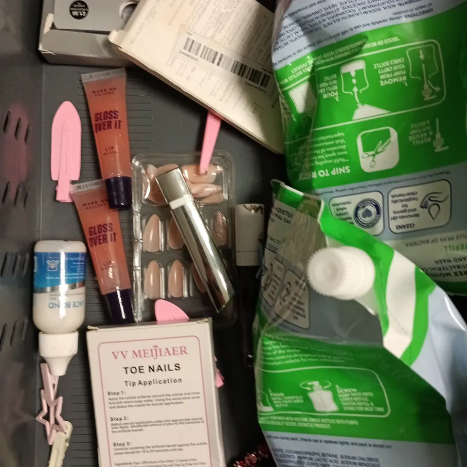 APPROXIMATELY 15 ASSORTED HEALTH & BEAUTY PRODUCTS TO INCLUDE CAREX REFILL PACKS, SOAP & GLORY SET, HAIR BRUSH ETC