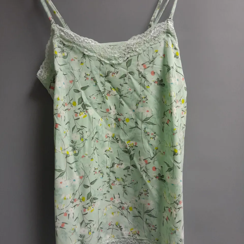 5 ASSORTED WOMEN'S CLOTHING TO INCLUDE DRESSES AND NIGHTWEAR 