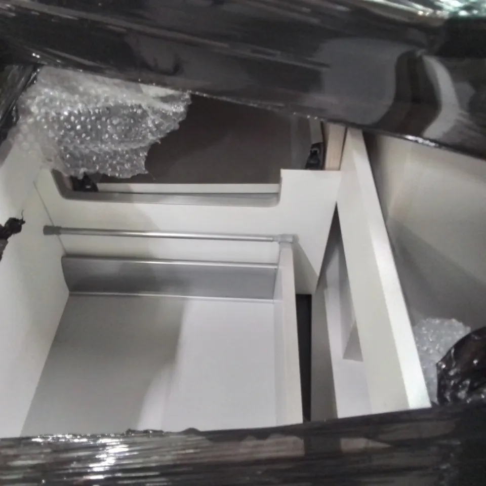 PALLET OF ASSORTED BATHROOM CABINETS AND FITTINGS 