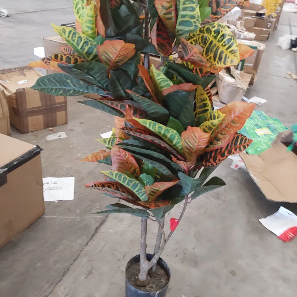 POTTED ARTIFICIAL TREE 120cm