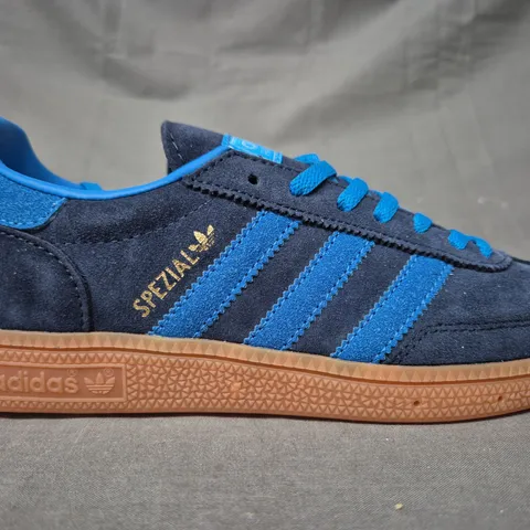 BOXED PAIR OF ADIDAS HANDBALL SPEZIAL SHOES IN NAVY/BLUE UK SIZE 5