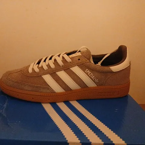 ADIDAS HANDBALL SPEZIAL W TRAINERS – TAN SUEDE, GUM SOLE, UK 5½