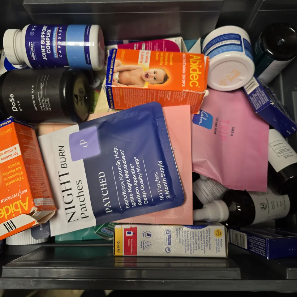 APPROXIMATELY 15 ASSORTED VITAMIN/HEALTH AID PRODUCTS TO INCLUDE TRIP MAGNESIUM POWDER, APPLE CIDER VINEGAR, NIGHT BURN PATCHES, ETC - COLLECTION ONLY