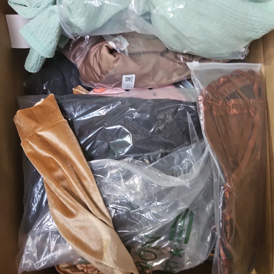 APPROXIMATELY 20 ASSORTED CLOTHING PRODUCTS IN VARIOUS STYLES & SIZES TO INCLUDE JACKETS, T-SHIRTS, DRESSES ETC