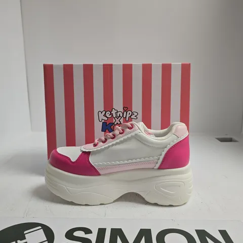 KETNIPZ X KOI HEART LOGO PLATFORM TRAINERS – PINK/WHITE US SIZE 8