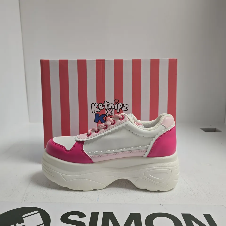 KETNIPZ X KOI HEART LOGO PLATFORM TRAINERS – PINK/WHITE US SIZE 8