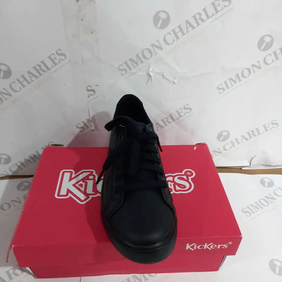 BOXED PAIR OF KICKERS TOVNI LACER LEATHER JUNIOR BLACK SIZE 34 