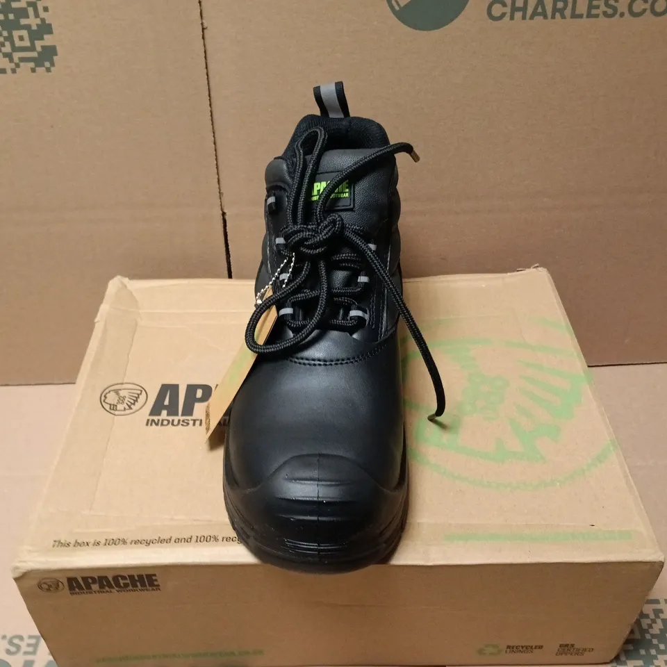 BOXED PAIR OF APACHE HAMILTON WIDE FIT BOOTS IN BLACK - UK 6