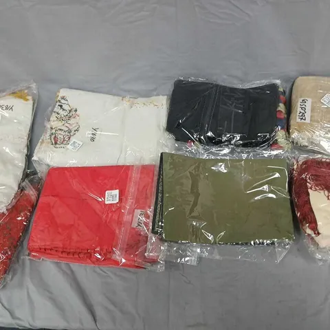 BOX OF APPROXIMATELY 15 ASSORTED HOME FABRIC ITEMS