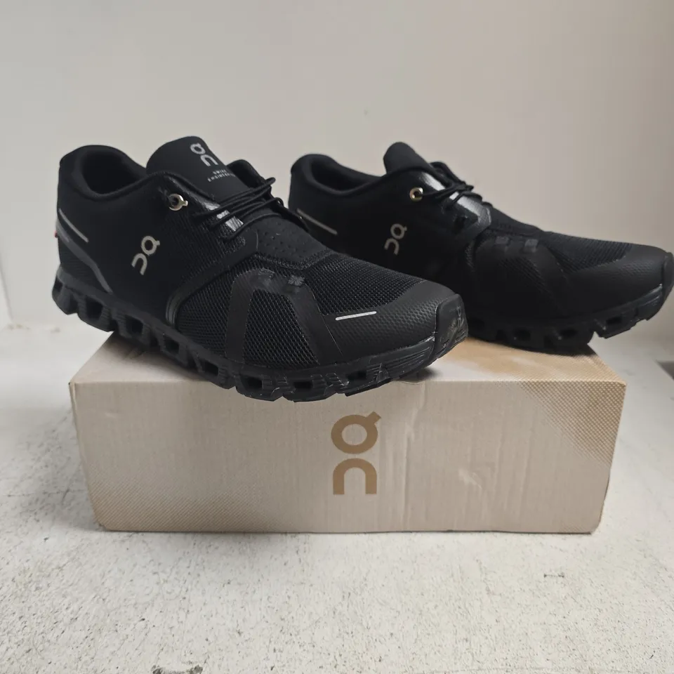 BOXED PAIR OF ON CLOUD 5 TRAINERS IN BLACK SIZE UK 10.5