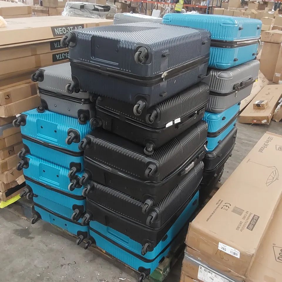 PALLET CONTAINING A VERY LARGE QUANTITY OF ASSORTED NEO HARDSHELL SUITCASES