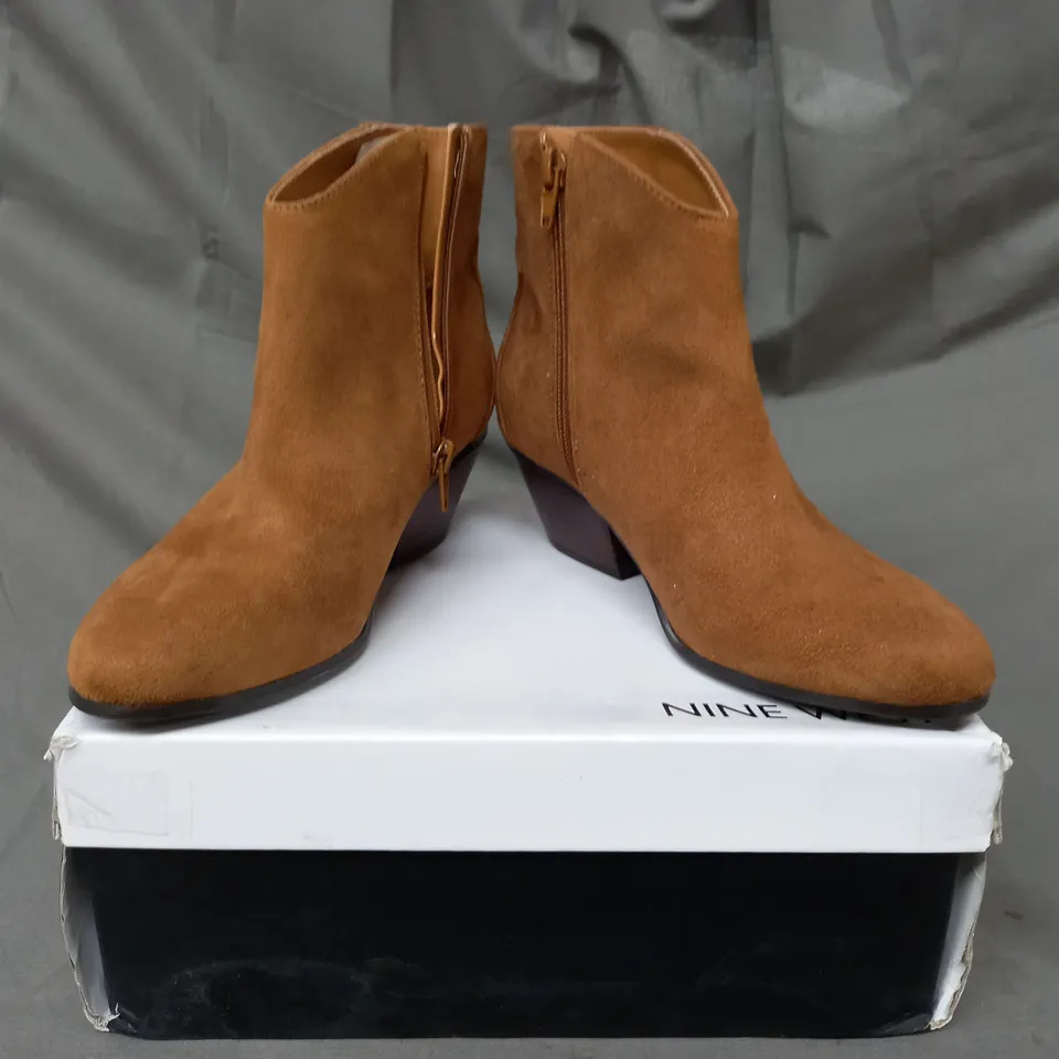 BOXED PAIR OF NINE WEST TRISTIN SUEDETTE ANKLE BOOTS IN BROWN SIZE 5