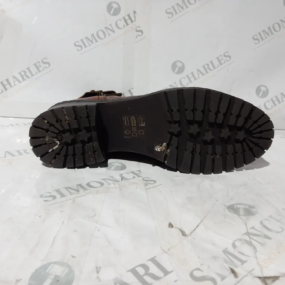 BOXED PAIR OF MODA IN PELLE ARNIE LACE UP BOOTS IN TAN SIZE 5