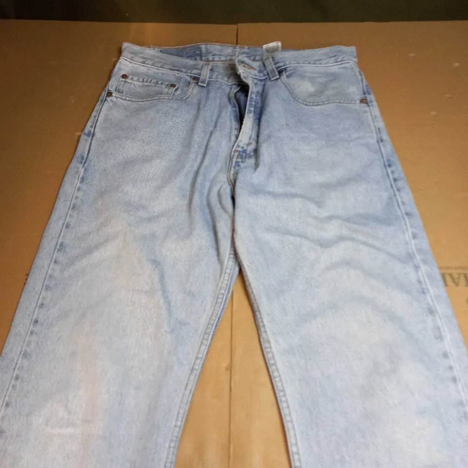 LEVI REGULAR FIT WASHED JEANS - 32W 32L