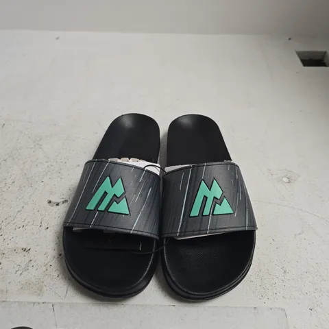 PAIR OF MONTIREX SLIDERS - SIZE 5