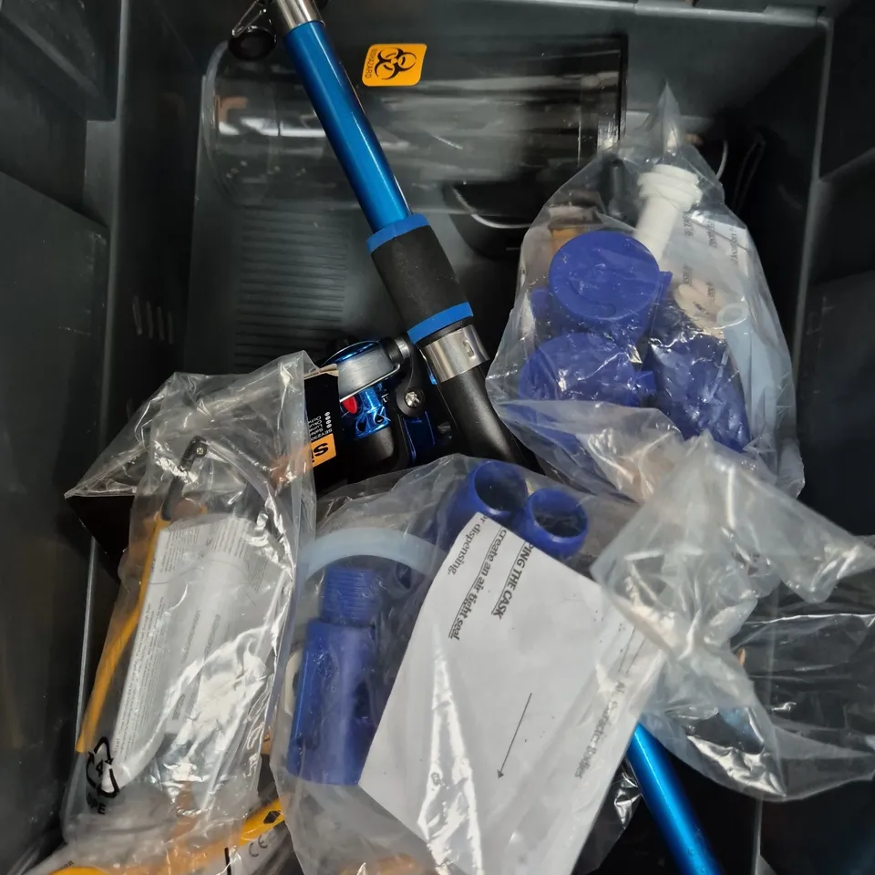 APPROXIMATELY 15 ASSORTED HOUSEHOLD ITEMS TO INCLUDE LIGHT DISPLAY PENS, TOTE BAG, SAFETY GLASSES ETC 