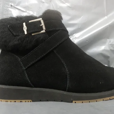 PAIR OF EMU AUSTRALIA SUEDE BOOTS IN BLACK SIZE 5
