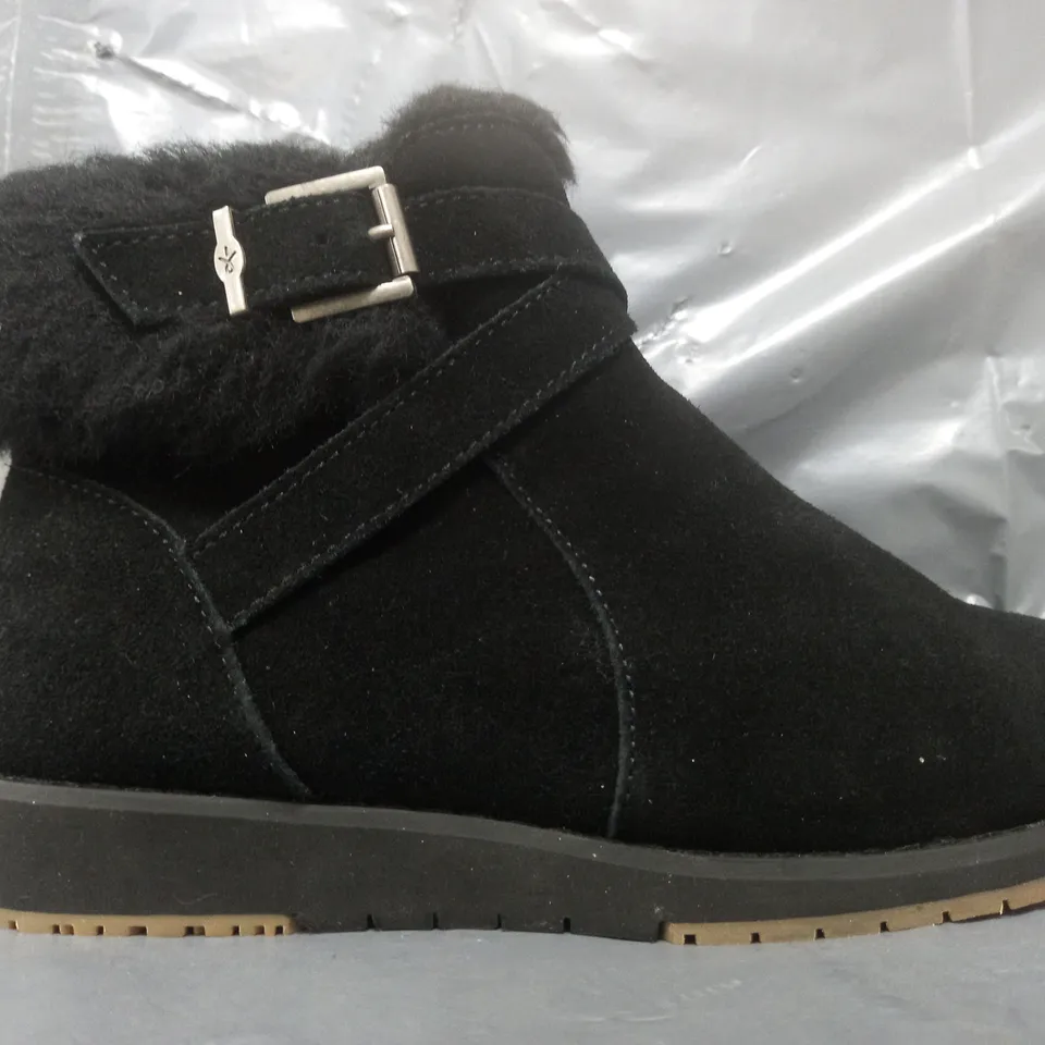PAIR OF EMU AUSTRALIA SUEDE BOOTS IN BLACK SIZE 5