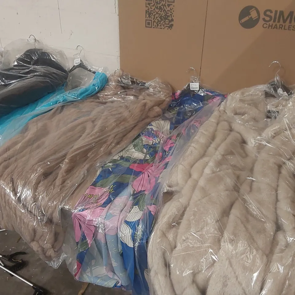 PALLET CONTAINING APPROXIMATELY 50x BRAND NEW ASSORTED DESIGNER CLOTHING ITEMS
