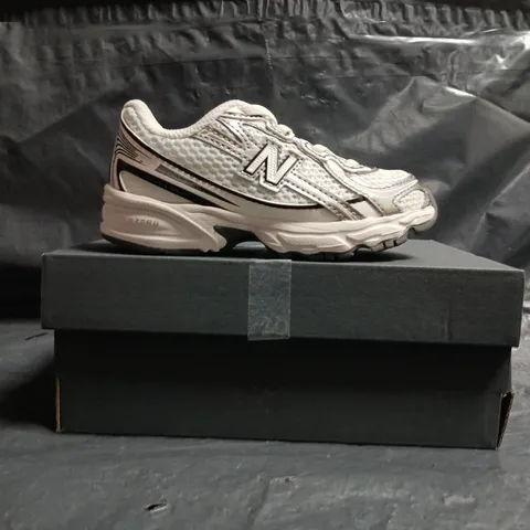 BOXED PAIR OF NEW BALANCE INFANTS 740 TRAINERS IN WHITE/SILVER SIZE UK 7.5