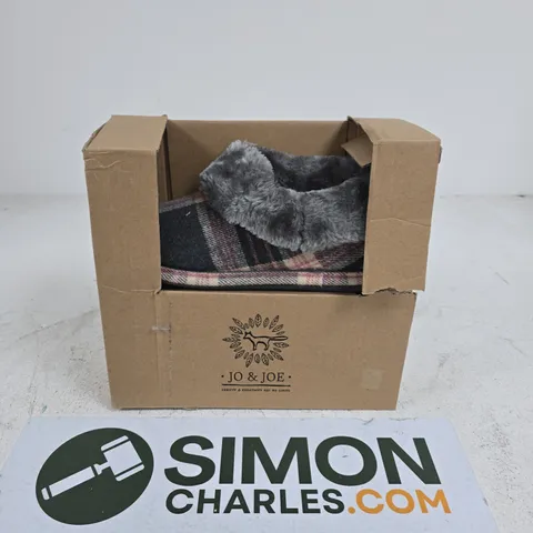 BOXED PAIR OF JO & JOE GLENROYAL SLIPPER IN PEBBLE GREY - SIZE 5