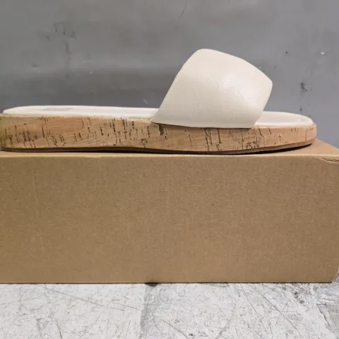 BOXED PAIR OF WHERE'S THAT FROM OPEN TOE FLIP FLOPS IN CREAM SIZE UK 8
