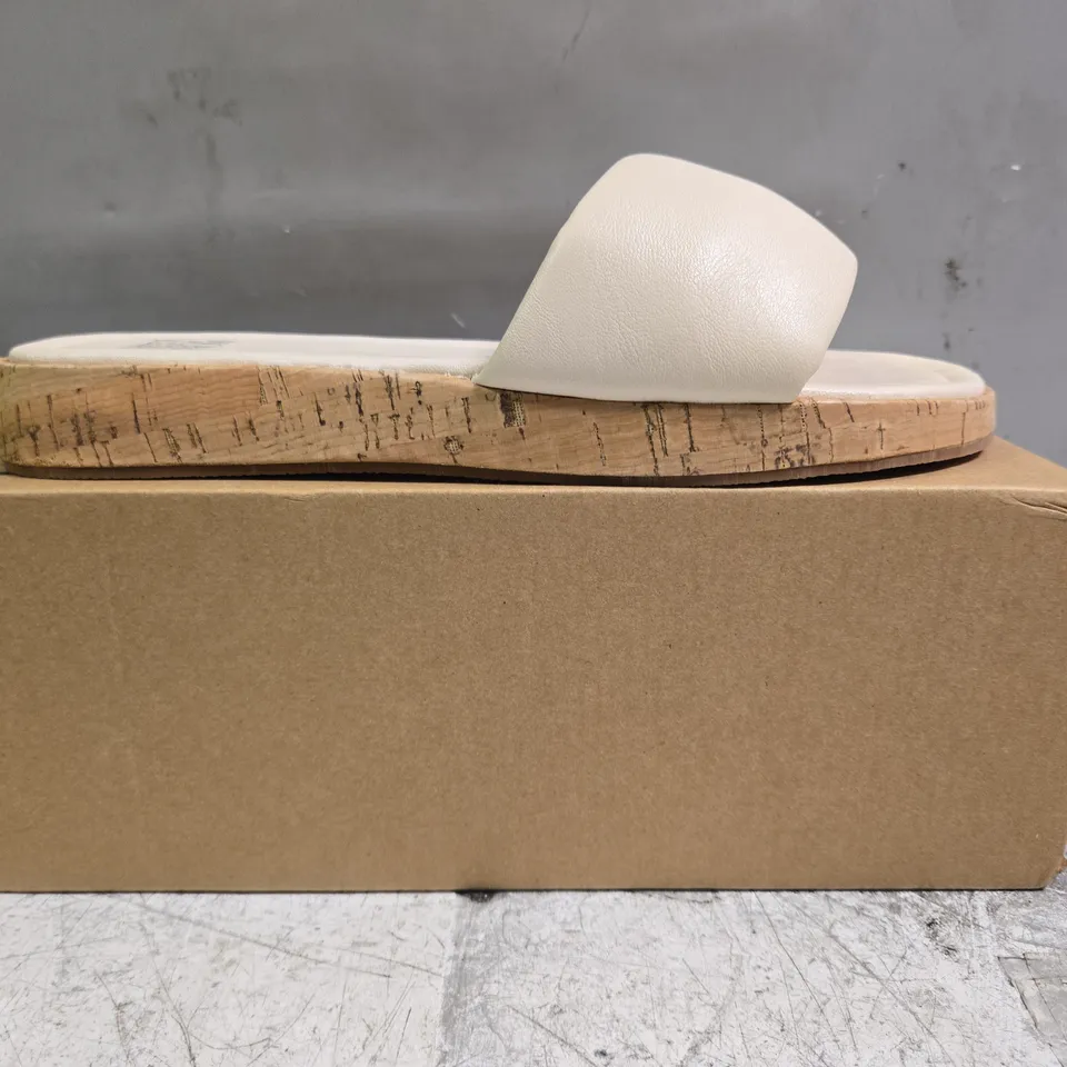 BOXED PAIR OF WHERE'S THAT FROM OPEN TOE FLIP FLOPS IN CREAM SIZE UK 8