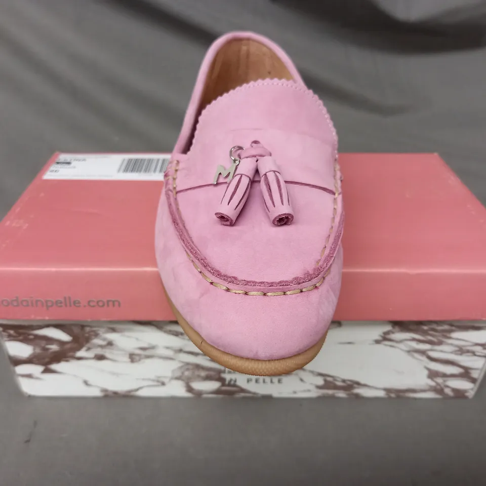 BOXED PAIR OF MODA IN PELLE ESTINA LOAFERS IN LILAC SIZE 7