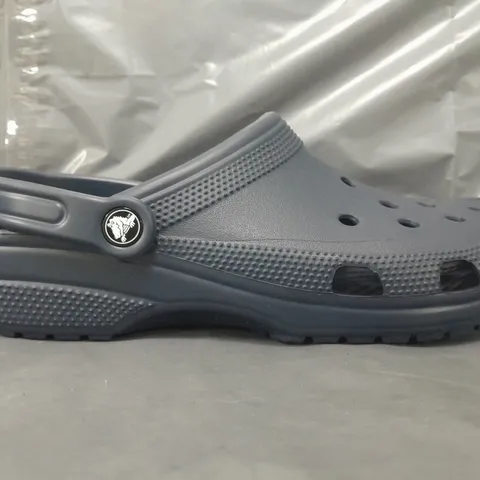 PAIR OF CROCS CLASSICS IN NAVY UK SIZE M9/W10