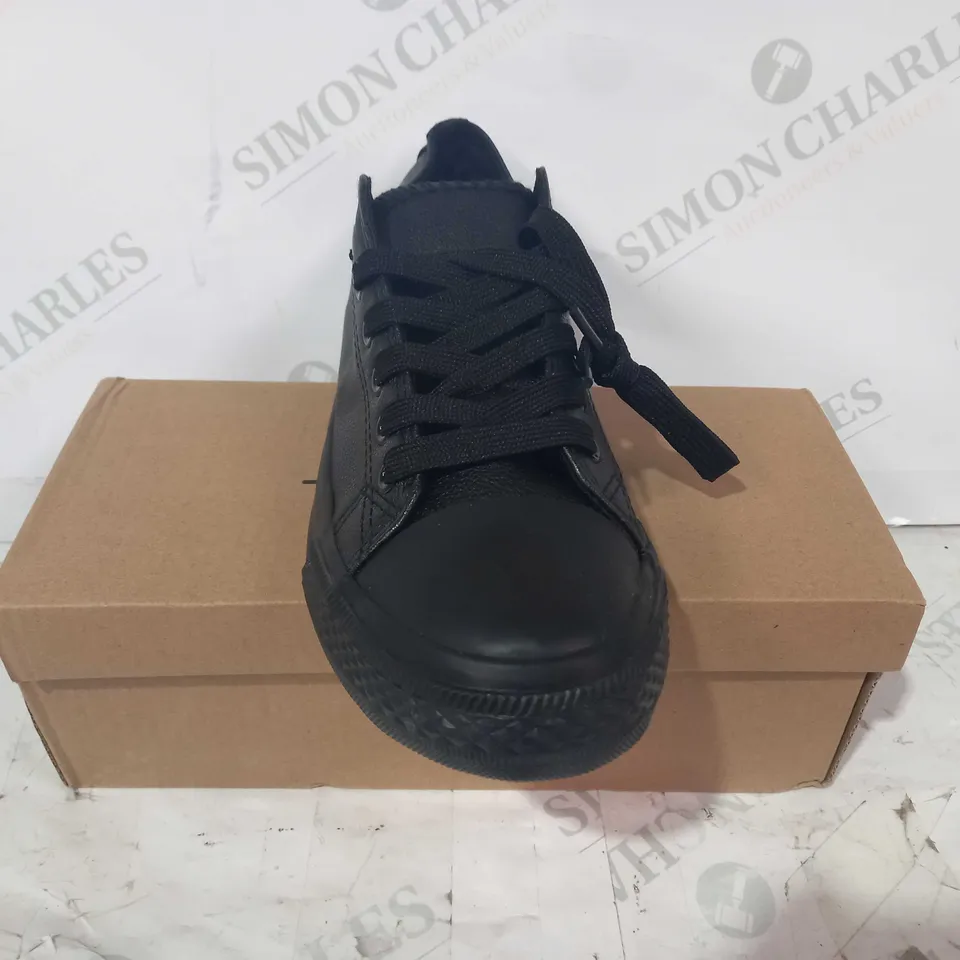 BOXED PAIR OF SERGIO ITALIA TRAINERS IN BLACK EU SIZE 40