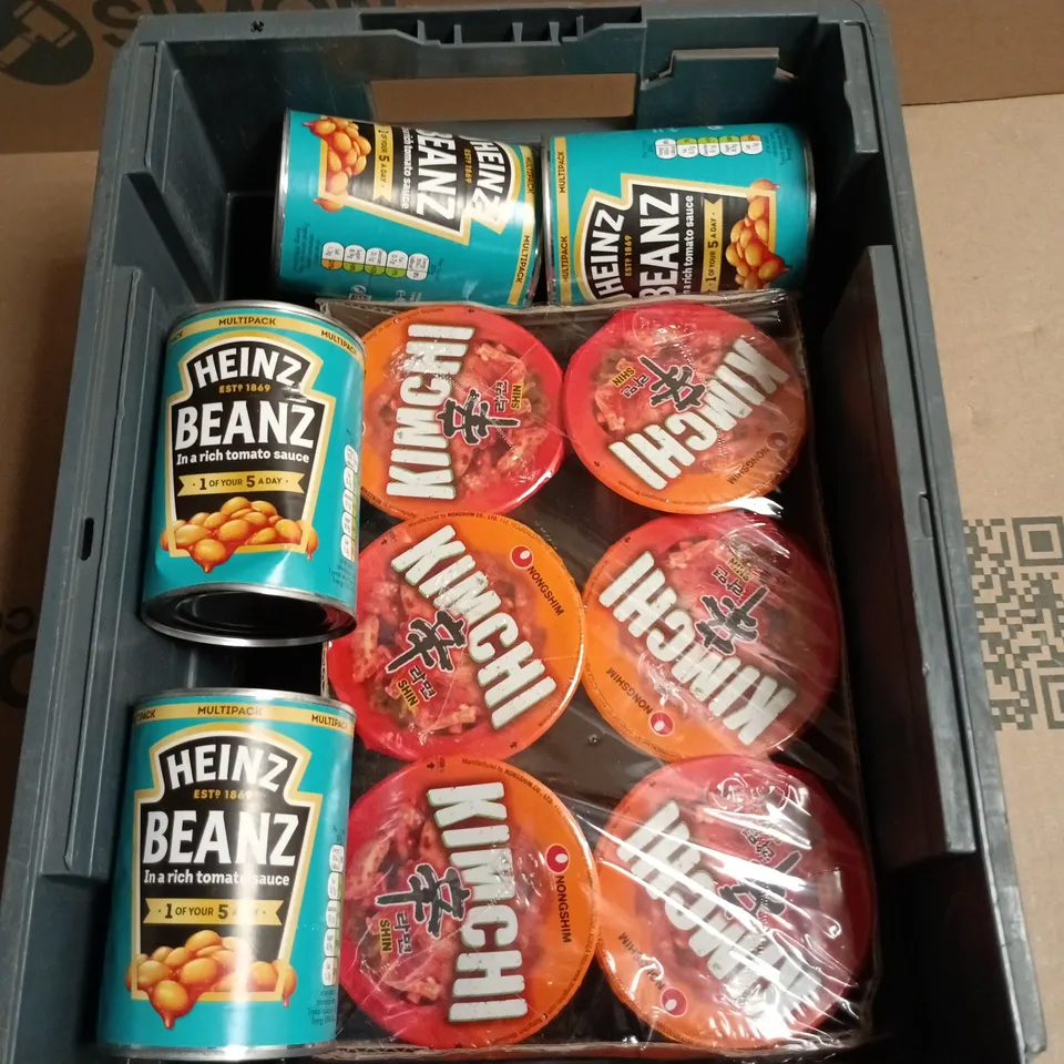 APPROXIMATELY 12 ASSORTED FOOD AND DRINKS ITEMS TO INCLUDE - KIMCHI INSTANT NOODLE POTS, HEINZ BAKED BEANS ETC 